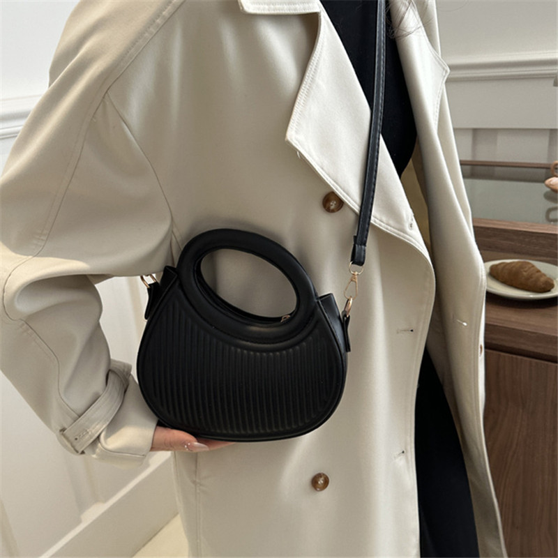 Luxury Bags Without Logo - Chique zwarte Crescent handtas, mini veelzijdige